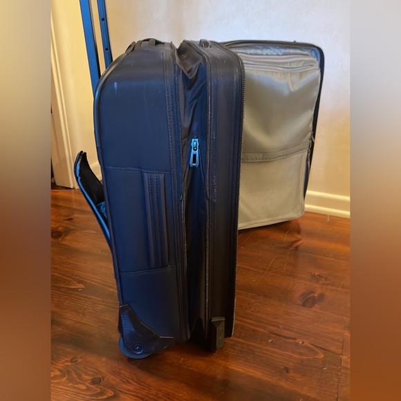 Briggs & Riley Carry-On 18-19” Expandable Spinner - nearly perfect condition - Picture 8 of 13